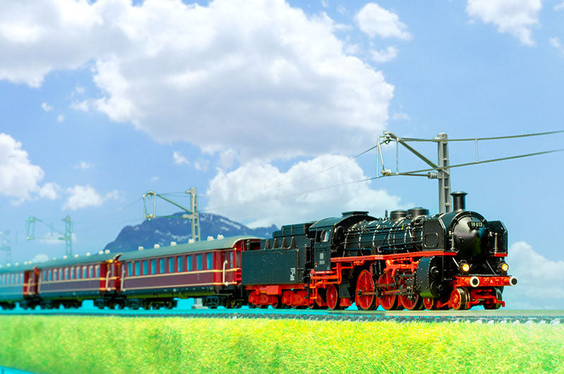 Minitrix express train, BR18 steam locomotive