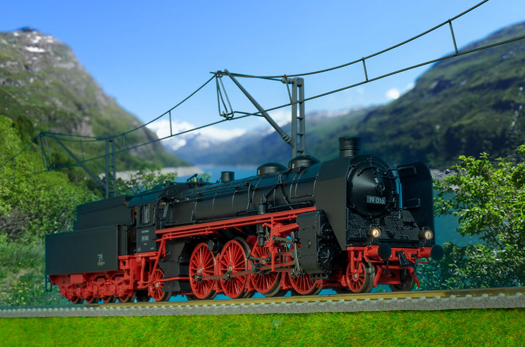 Trix BR19 Steam locomotive. Sound.
